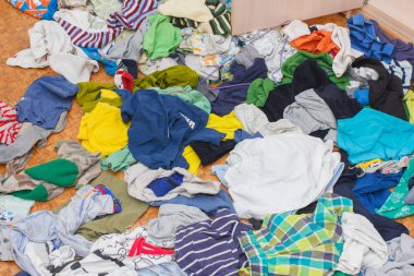 Yere saçılmış giysiler ve elbise askıları, konseptin giyecek hiçbir şeyi yok.