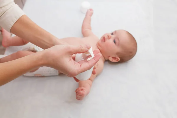 Masajista masajeando pequeño bebé, exprime crema. corrección de hipertonicidad — Foto de Stock