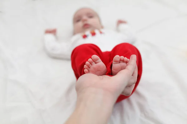 Pies de bebé en manos de mamá. Masajeando Pies. Concepto de Amor — Foto de Stock