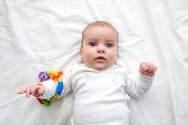 Bambino Sorride Trova Maglione Bianco Lenzuolo Bianco Braccia Tese Bambino — Foto Stock