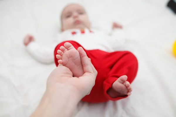 Pieds Bébé Dans Les Mains Maman — Photo