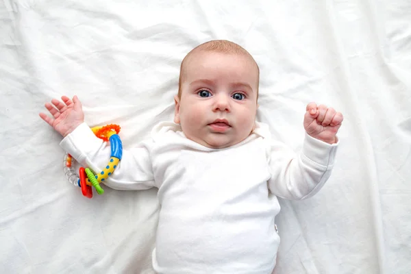 Bambino Sorride Trova Maglione Bianco Lenzuolo Bianco Braccia Tese Bambino — Foto Stock