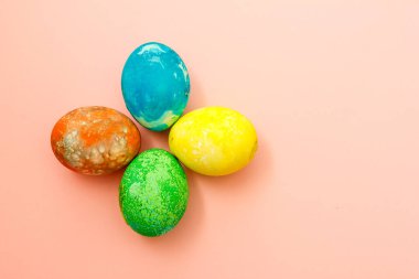 Çok renkli dört Paskalya yumurtasının soyutlanması.