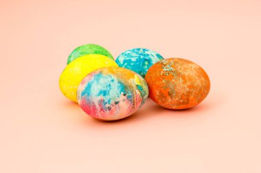 Çok renkli dört Paskalya yumurtasının soyutlanması.