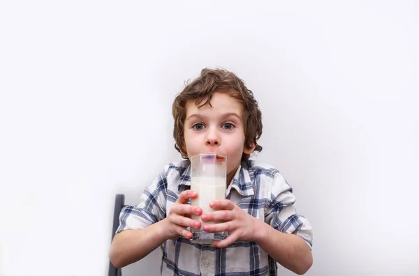 Joyeux Garçon Avec Verre Lait Source Calcium — Photo