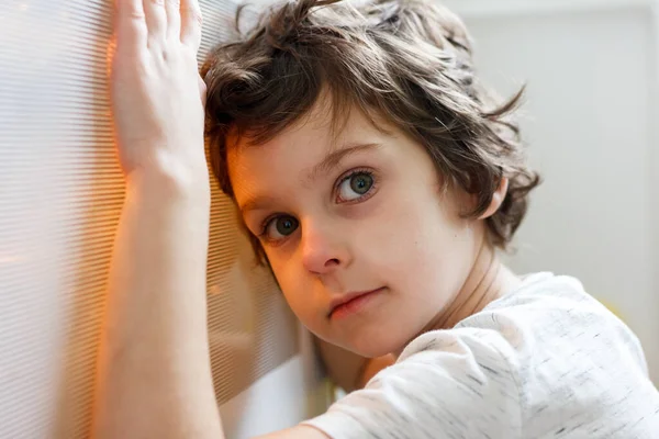 Niño Mira Con Una Mirada Triste Concepto Dificultad Para Educar —  Fotos de Stock