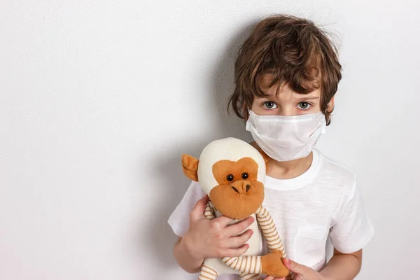 Retrato Niño Con Máscara Médica Con Mono Juguete Niño Con — Foto de Stock