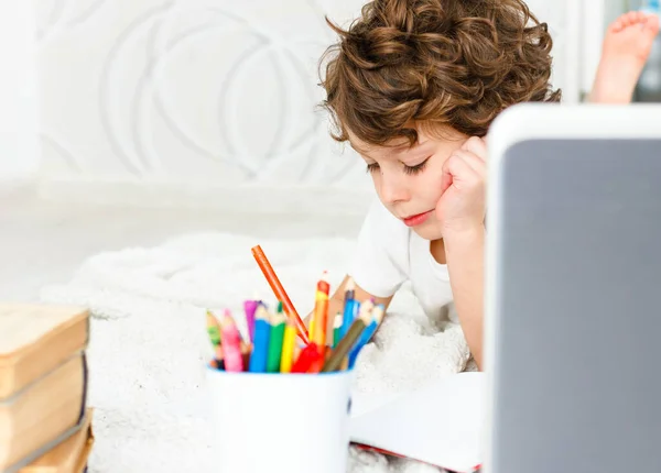 Curly Cansado niño hace la tarea. Concepto de dificultades de la educación en el hogar, el estudio a distancia —  Fotos de Stock