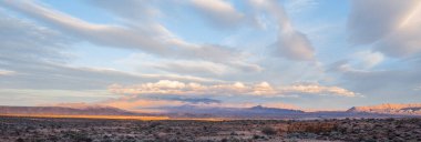 Geniş açık okyanus manzarası ve halka açık alanda bir sandalye..