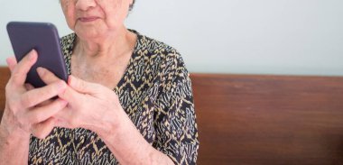 Geniş açık okyanus manzarası ve halka açık alanda bir sandalye..