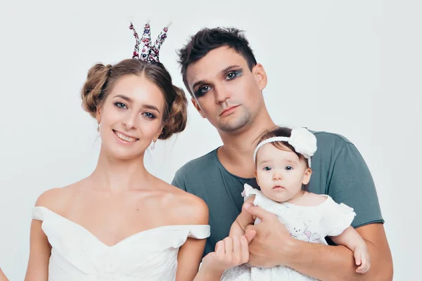 Beyaz Bir Arka Planda Beyaz Giysili Mutlu Aile — Stok fotoğraf
