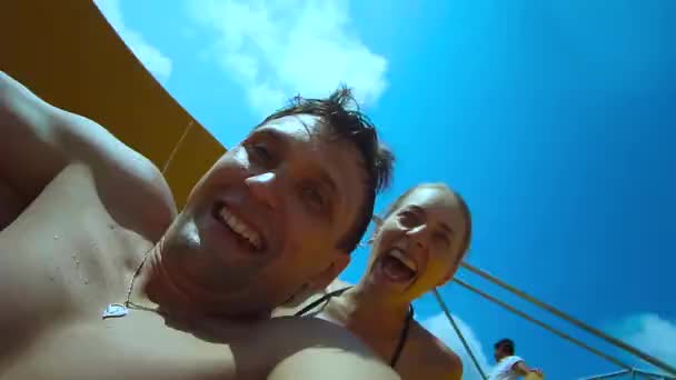 Menina Cara Rolar Para Fora Escorrega Água Parque Aquático Sorrindo — Vídeo de Stock