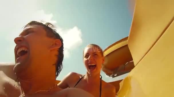 Het Meisje Jongen Roll Wasser Rutsche Bij Een Waterpark Glimlachen — Stockvideo