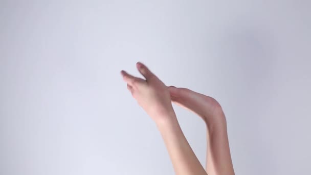 手在白色的背景抚摸皮肤 并把奶油涂在刷子上 — 图库视频影像