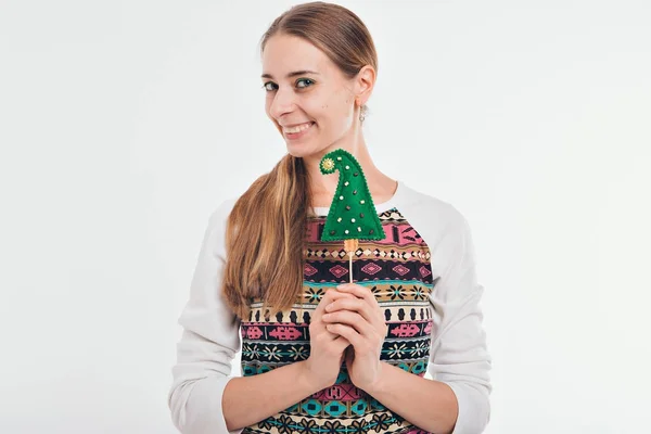 装飾クリスマス ツリーを持つ少女は幸せと白い背景の笑顔 — ストック写真
