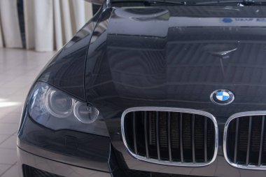 Moskova, makine reklamları, 1.11.2018: Detaylar yakın plan: farlar. Bmw motor şirketinin simgesi.