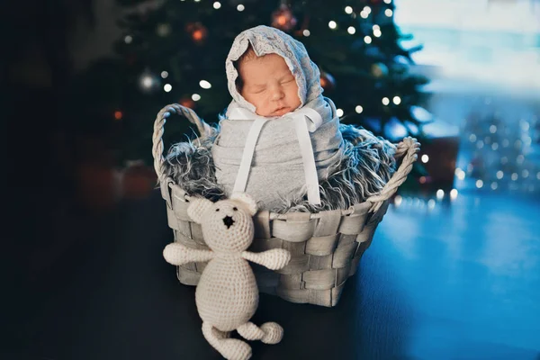 Un petit enfant dans un lit avec un ours jouet. concept d'enfance, soins de santé, FIV, cadeau, animal., nouvelle année, Noël. boce comme contexte — Photo