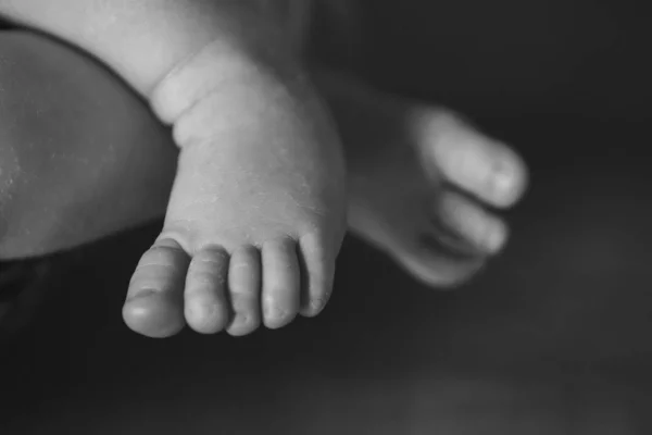 아기 발, 손가락을 닫고. 신생아 다리 마사지 개념 아동기, 건강 관리, 체외 수정, 위생 — 스톡 사진