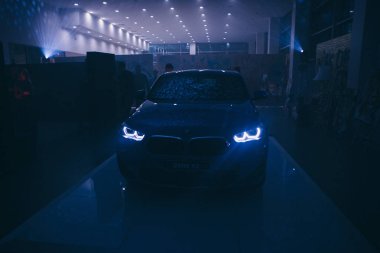 Moskova, makine reklamları, 1.11.2018: Detaylar yakın plan: farlar. Bmw motor şirketinin simgesi.