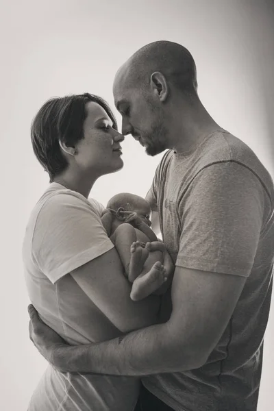 Rodzinne zdjęcie na białym tle: rodzice spędzają czas z dziećmi. Mama i tata przytulić dziecko. koncepcja dzieciństwa, ojcostwa, macierzyństwa, IVF — Zdjęcie stockowe