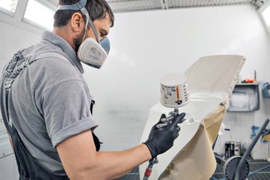 Bmw otomobillerinin reklamı, Moskova, 1.11.2018: Makinenin ayrıntıları. Boya makinenin yüzeyine uygulanır