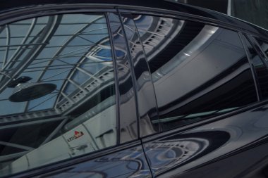 Bmw araba reklamları, Moskova, 1.11.2018: Cam tavanı yansıtan renkli siyah araba pencereleri