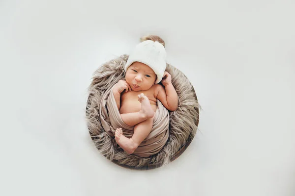 Een pasgeboren baby gewikkeld in een deken met een warme hoed op zijn hoofd. het begrip jeugd, gezondheid, Ivf. — Stockfoto