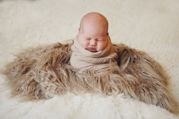 Pasgeboren baby verpakt in een deken slapen in een mand. begrip kindertijd, gezondheidszorg, IVF. — Stockfoto