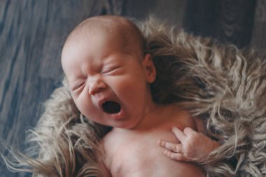 esneyen yeni doğmuş bir bebeğin portresi. burun ve dudaklar kapanır. Sağlık kavramı: Ent organları, dudaklar, ağız boşluğu, Ivf hastalıkları