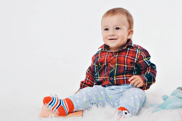 Портрет счастливого ребенка на белом фоне. концепция детства, здравоохранения, ЭКО — стоковое фото