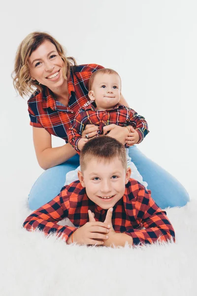 Beyaz bir arka plan üzerinde aile fotoğrafı: kadın ve erkek çocuklarla vakit geçirmek. Bebeğe sarıl. çocukluk kavramı, babalık, annelik, Tüp Bebek — Stok fotoğraf