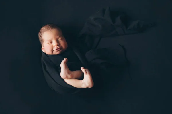 The concept of healthy lifestyle, IVF - a newborn baby sleeps under a blanket. — Stock Photo, Image