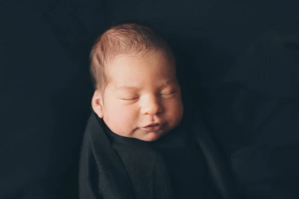 건강 한 생활 방식에 대한 개념 인 IVF - 갓 태어난 아기는 담요 밑에서 잠을 잔다. — 스톡 사진