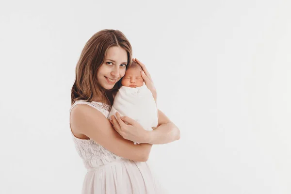 Az egészséges életmód koncepciója, a gyermekek védelme, vásárlás - baba az anya karjaiban. Gyereket tartó nő — Stock Fotó