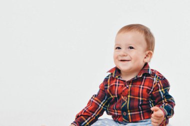 beyaz bir arka plan üzerinde mutlu bir çocuğun portresi. çocukluk kavramı, sağlık, Ivf
