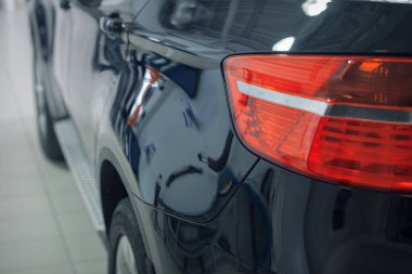 Moskova, makine reklamları, 1.11.2018: Detaylar yakın plan: farlar. Bmw motor şirketinin simgesi.