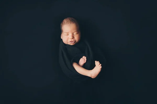 Концепция здорового образа жизни, ЭКО - новорожденный ребенок спит под одеялом . — стоковое фото
