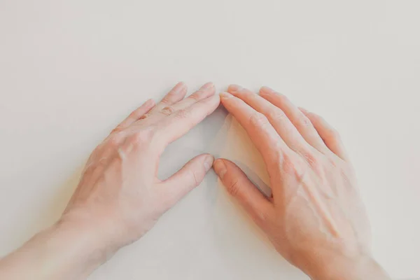 Mani su sfondo bianco. il concetto di manifestazione di emozioni, gesti: cuore — Foto Stock