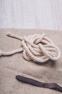 Dikiş aksesuarları kavramı: bir halat bobini. Kadın giysi aksesuarı. Yakın plan.