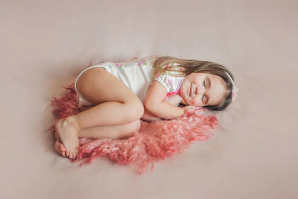 The little girl lies curled up. concept of childhood, health care, IVF — Stock Photo, Image