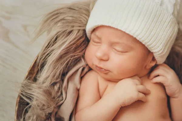 Ένα νεογέννητο μωρό τυλιγμένο σε μια κουβέρτα με ένα ζεστό καπέλο στο κεφάλι του. η έννοια της παιδικής ηλικίας, την υγεία, Ivf. — Φωτογραφία Αρχείου
