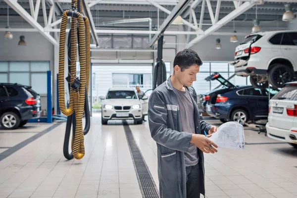 車の修理、 BMWの広告、モスクワ、 1.11.2018:黒い車から前にBMWの自動車会社のバッジ。1916年に設立されたドイツの自動車、オートバイ、エンジン製造会社 — ストック写真