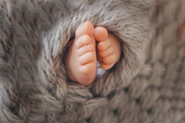 Los pies del bebé, los dedos cierran. piernas del bebé recién nacido, concepto de masaje de la infancia, cuidado de la salud, FIV, higiene —  Fotos de Stock