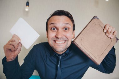 Adamın elinde büyük bir afiş, kitaplar var. Reklam için boş alan kavramı, metinlerin tanıtımı için modeller