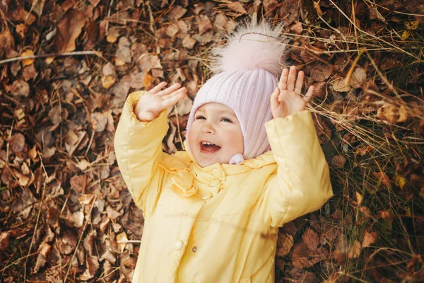 Niños se divierten en el bosque. Parque de otoño. El concepto de moda, accesorios, paseos al aire libre — Foto de Stock