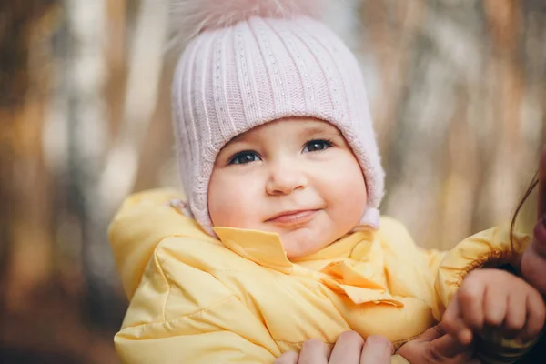 Malá holčička v teplém klobouku na jeho hlavě se usmála. koncept dětství, zdraví, Ivf, studený čas — Stock fotografie