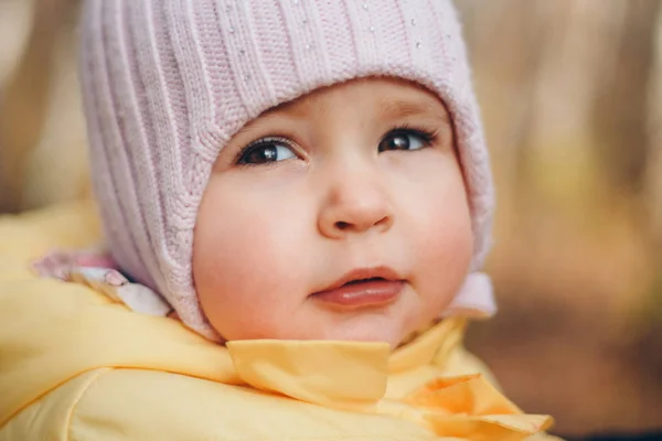 頭に暖かい帽子を被った少女が微笑んだ。子供時代健康アイヴフ寒い時期 — ストック写真