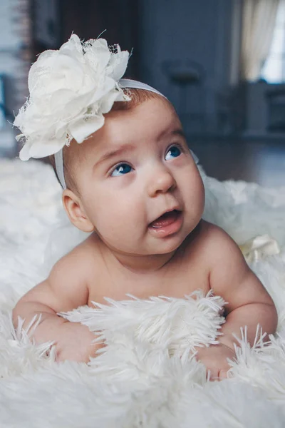 Portrait of a sleeping newborn baby in a headband with flower. Health concept: IVF, baby accessories — Stock Photo, Image