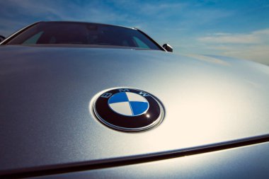Makinelerin reklamı, Moskova, 1.11.2018: Bmw motor şirketinin ikonu