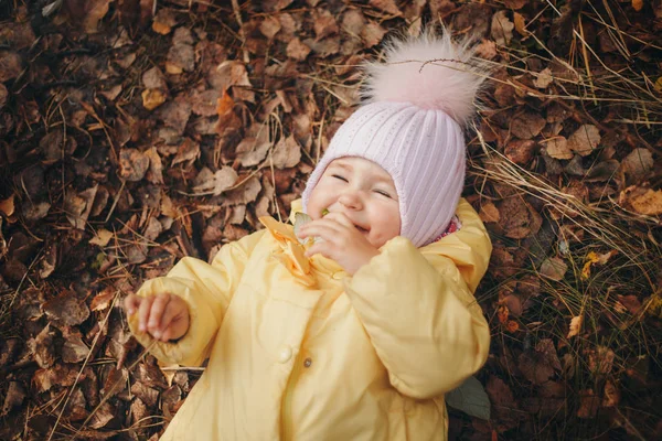 Niños se divierten en el bosque. Parque de otoño. El concepto de moda, accesorios, paseos al aire libre — Foto de Stock